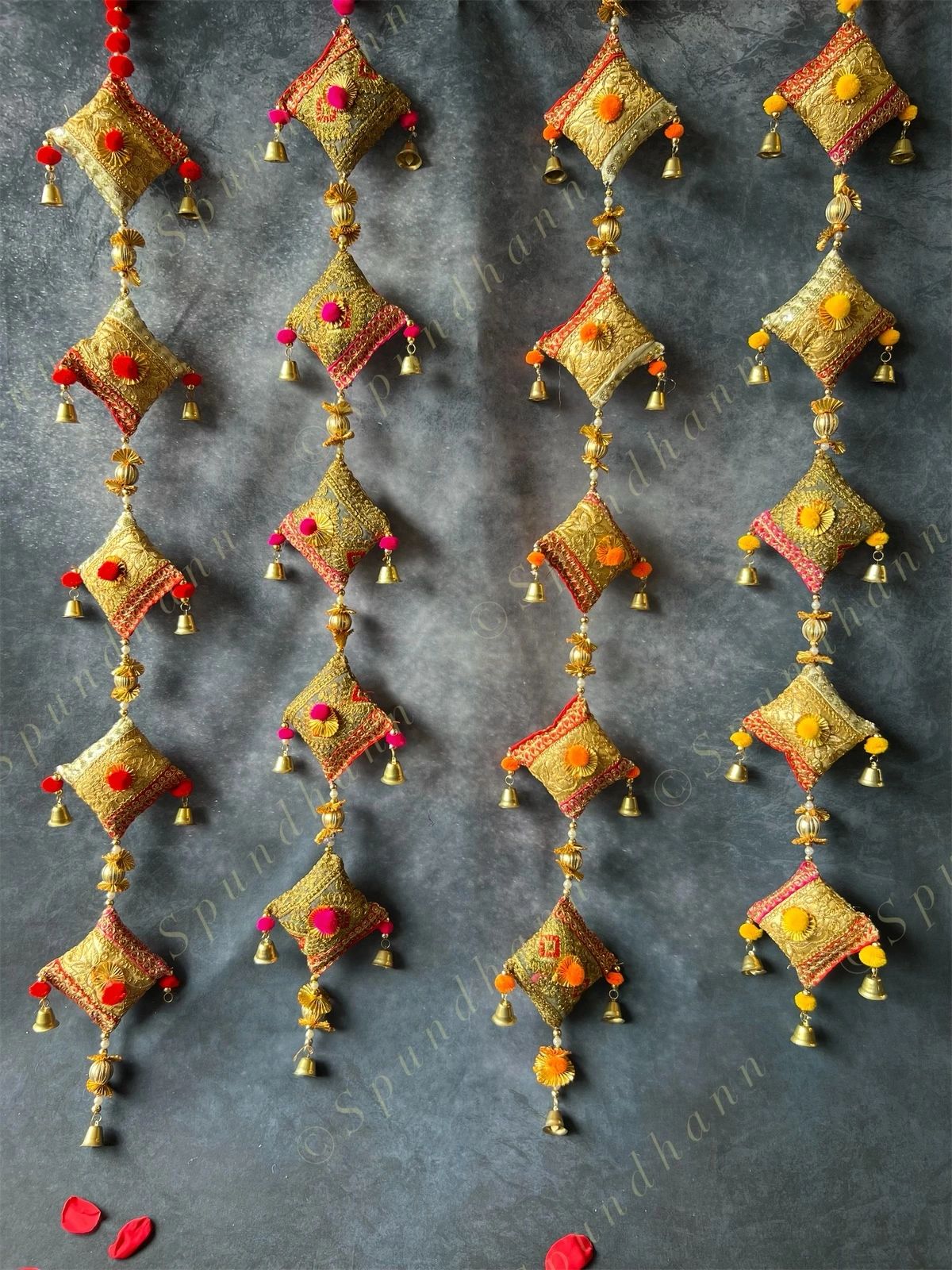 String of Pillows Kites with bells, center Bead -Single String