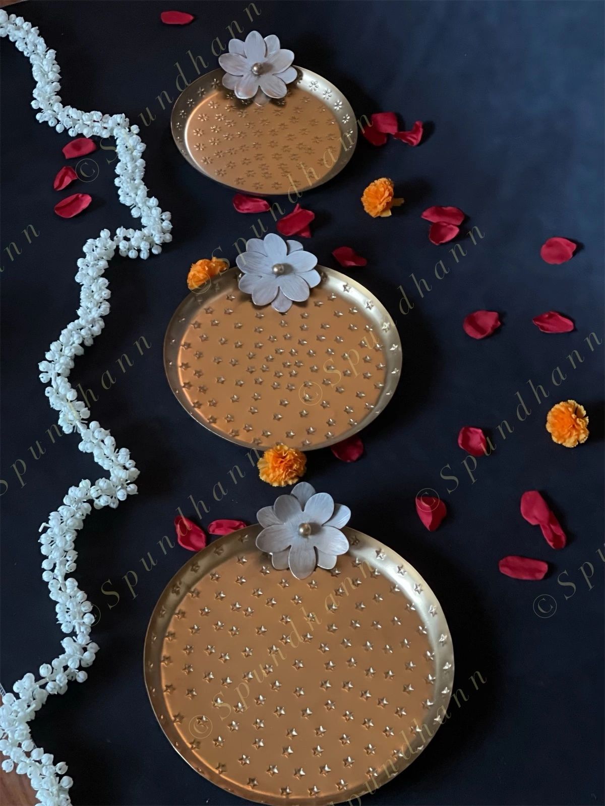 Golden Embossed Platte / Plate with White Flower Motif