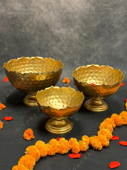 Big Standing Lotus Urli & Small Floating Urlis