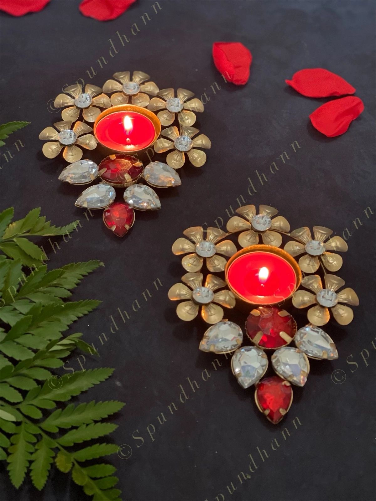 Leaf & Flower Bud Red White Studded Tea Light