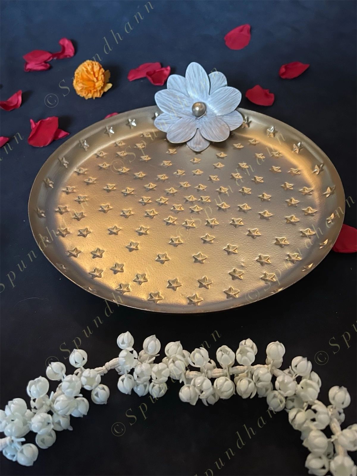 Golden Embossed Platte / Plate with White Flower Motif