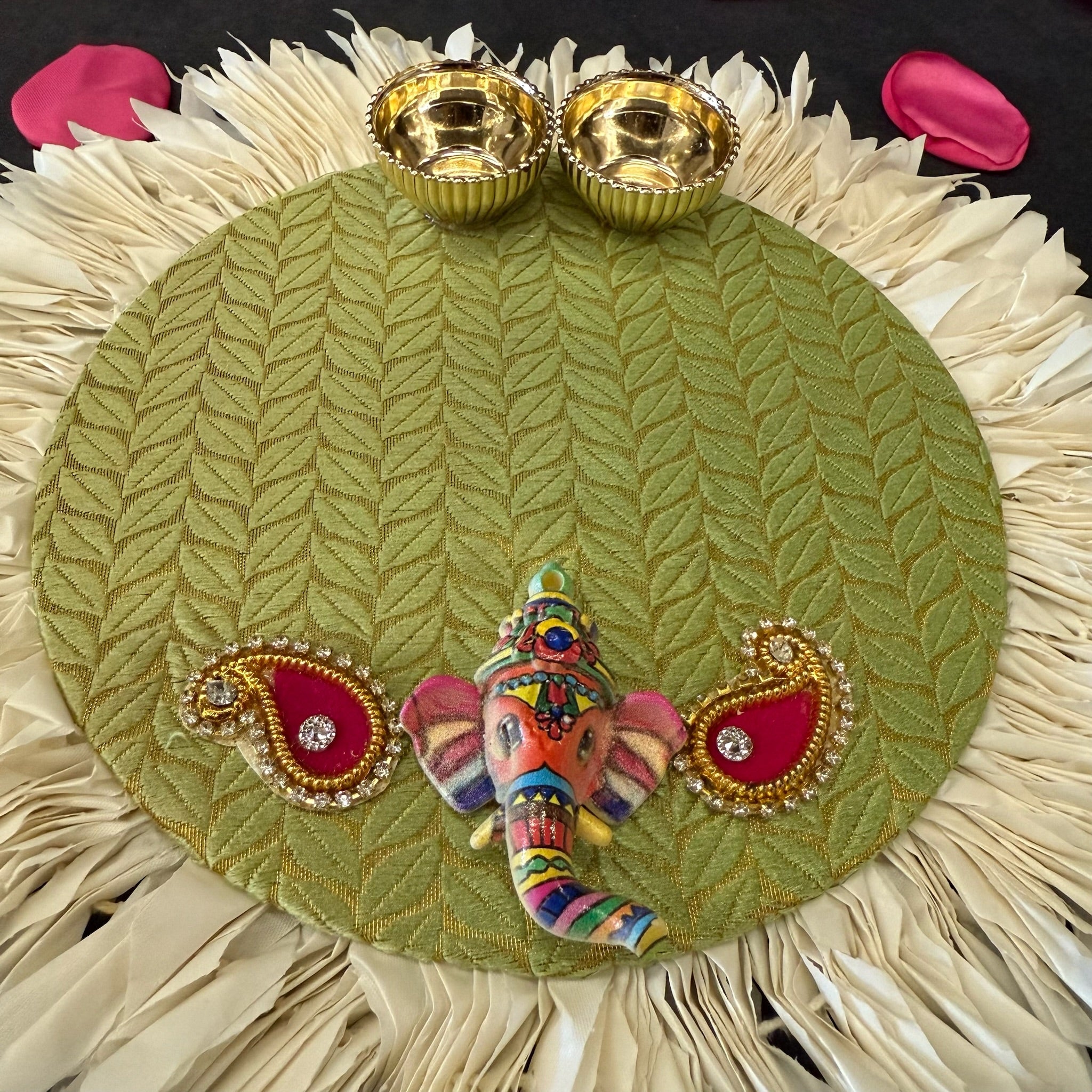Circular Chameli Mat Aarti Thali (Red & Green)