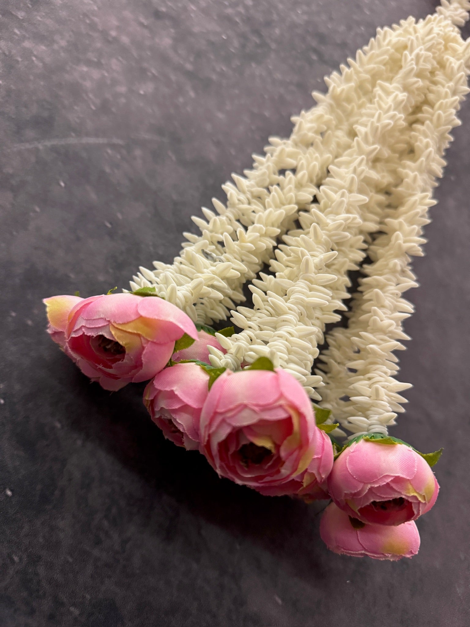 Chameli Rajnigandha Multi String Rose Tassel