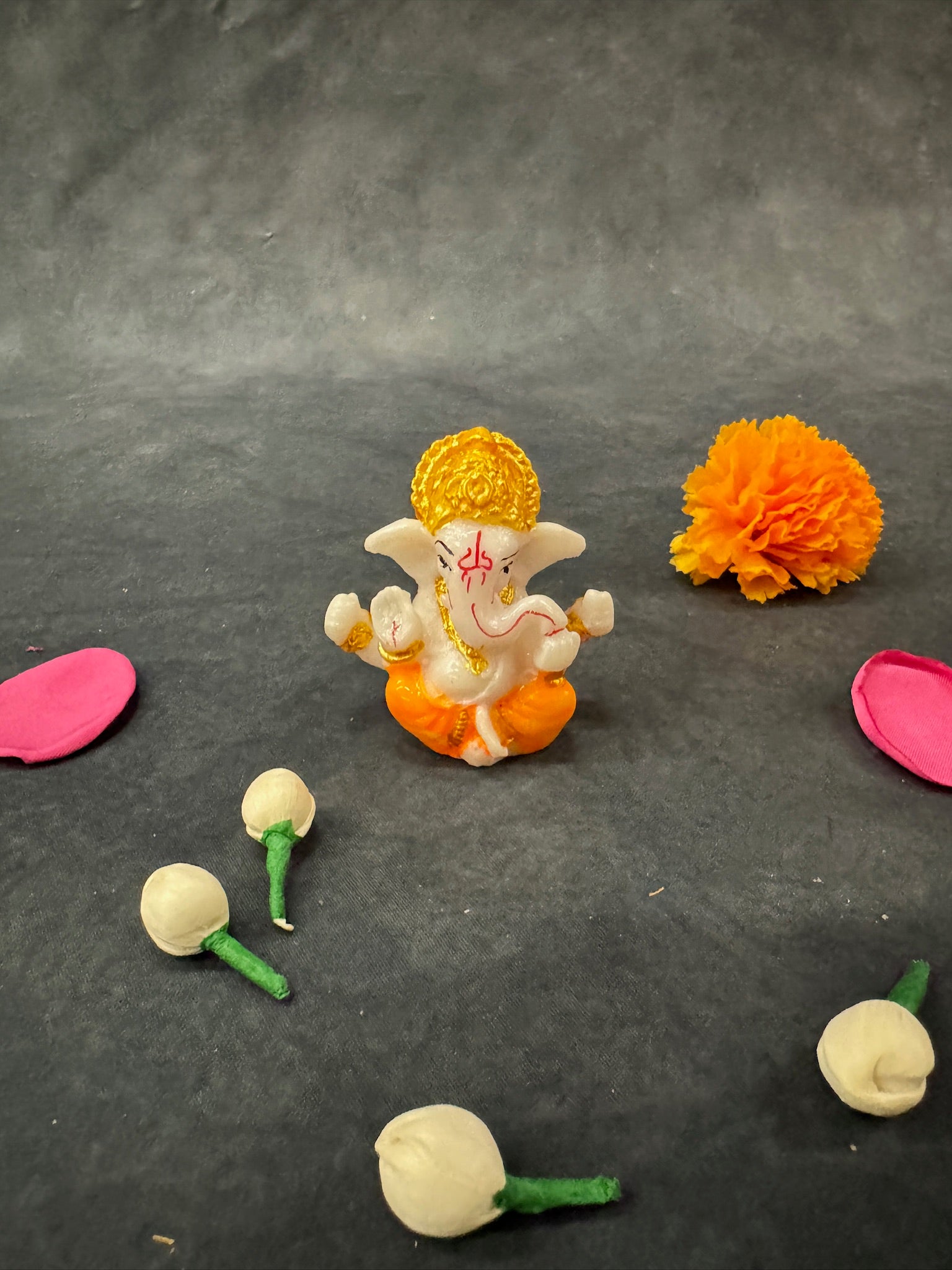 Car Ganesha resin