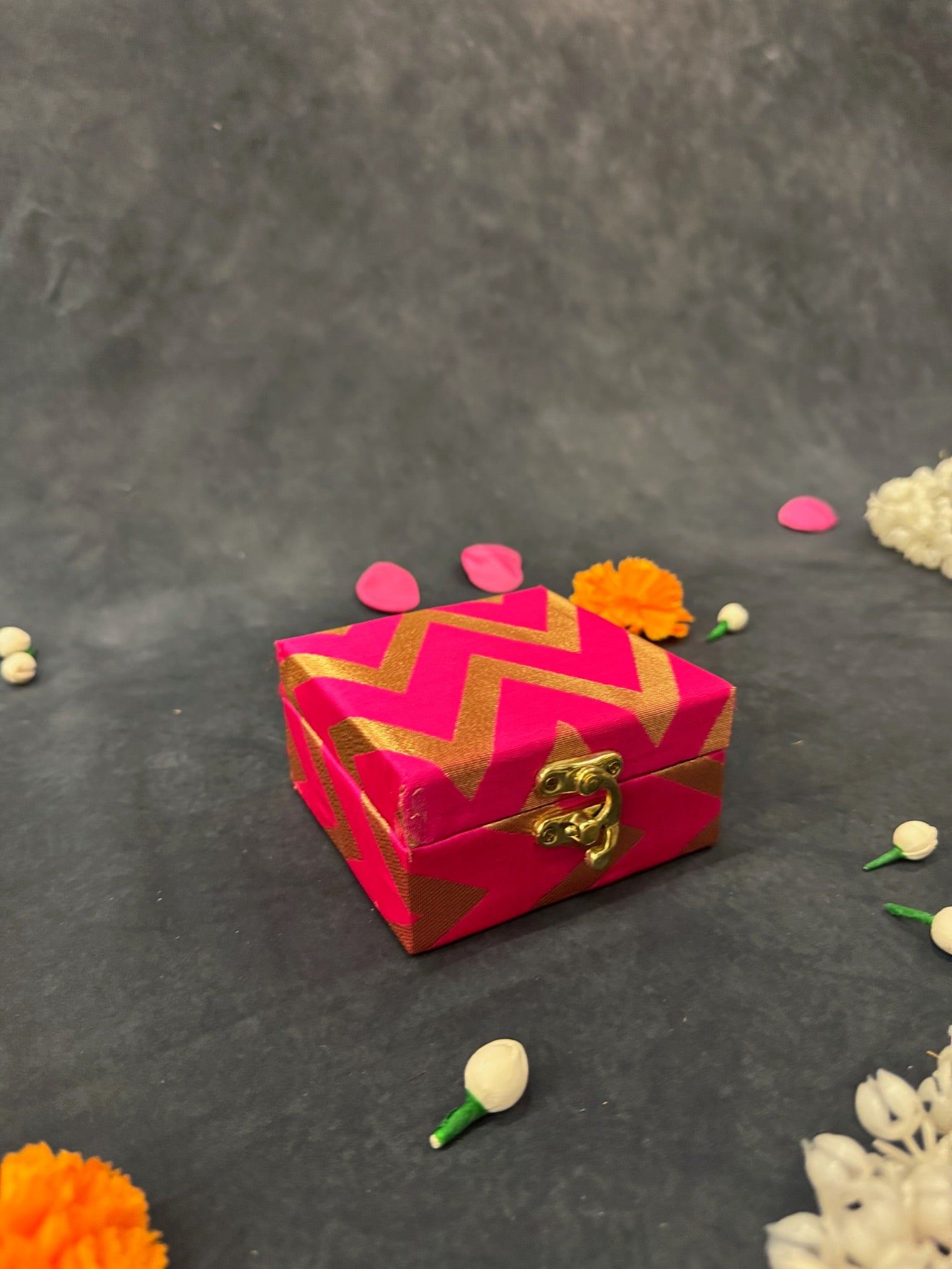 Square Zari V Print Gift Box