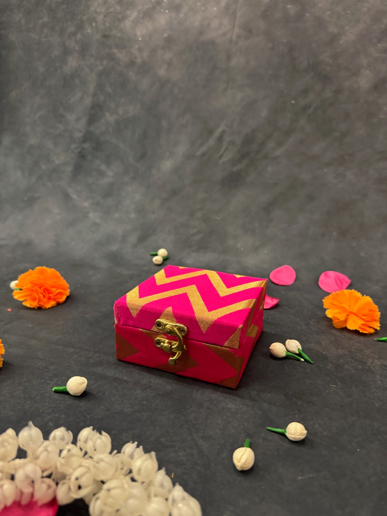 Square Zari V Print Gift Box