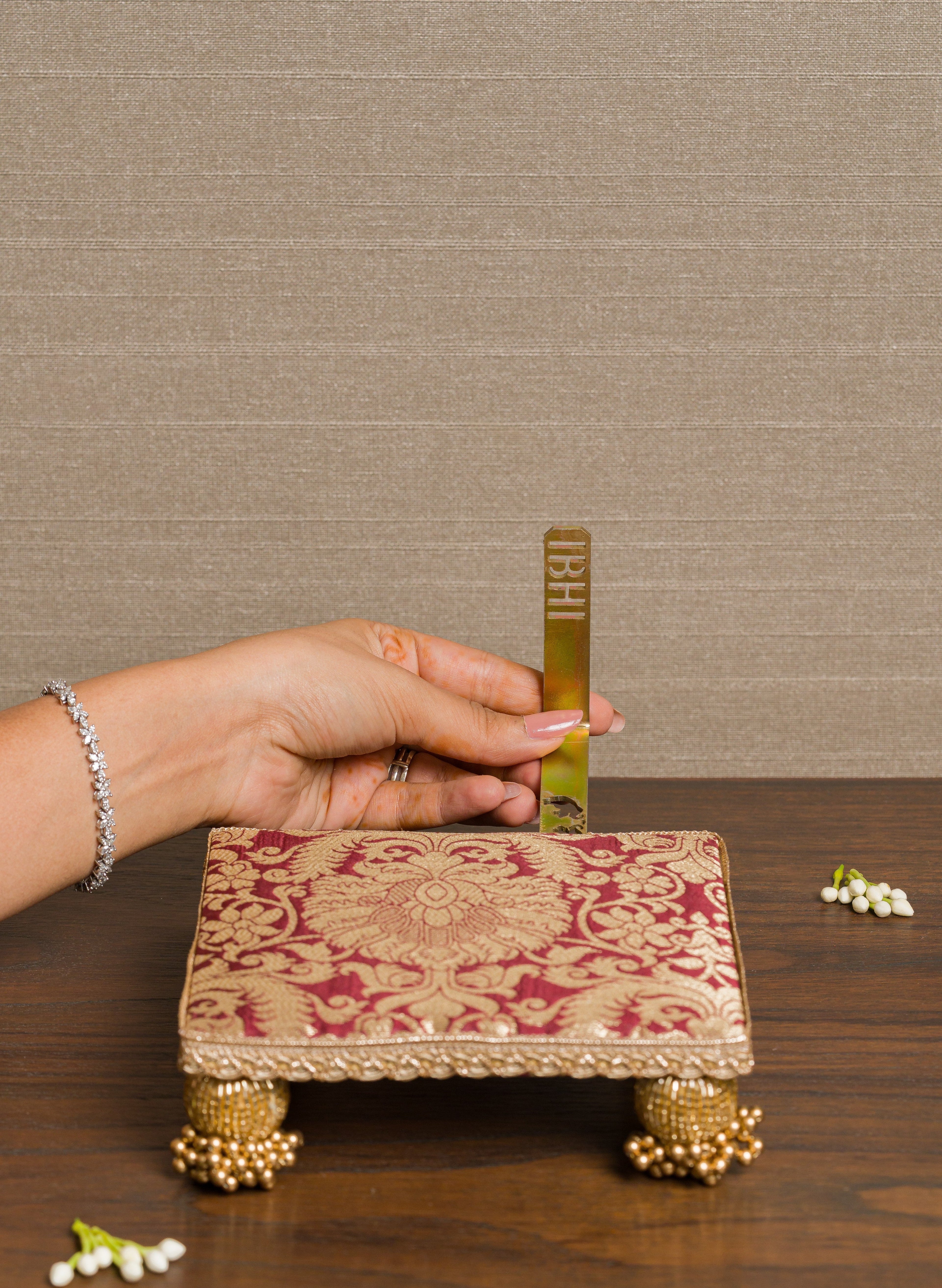 Ishita Detachable Petite Sihasan | Heritage