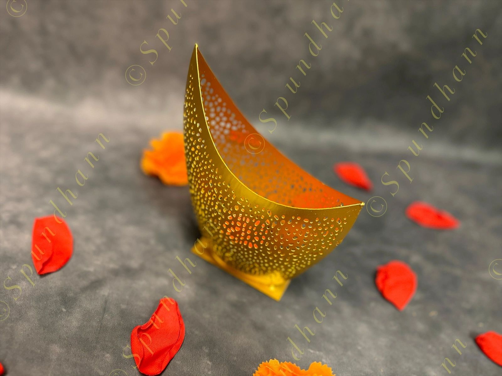 Fancy Golden Boat Votive Shadow Tea Light (Cutwork)