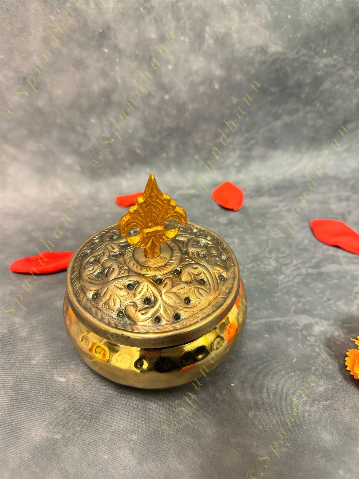 Flat Canister with Royal lid (Dual purpose as Dhoop Dani)