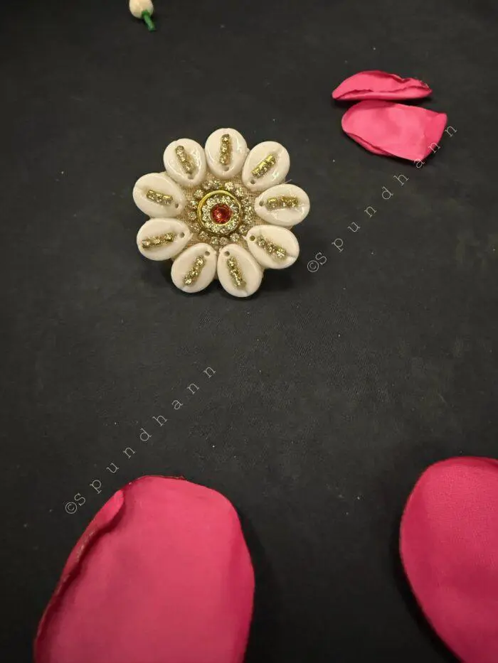 Elegant Shell Finger Ring with Crystal Studs - Image 2